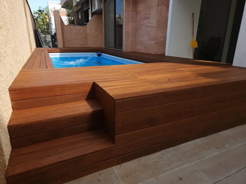 דקים לבריכה